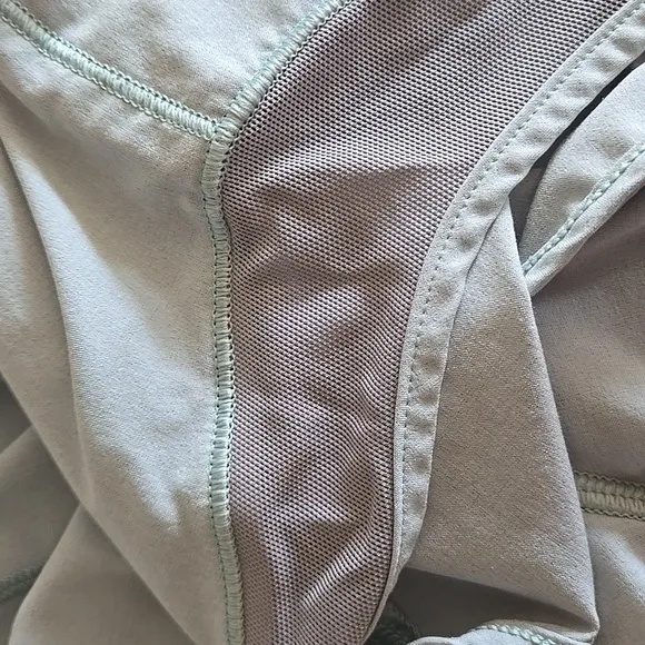 Lululemon 4 inseam Hotty Hot High Rise Lined Short size 10 Women Gym Yoga Large