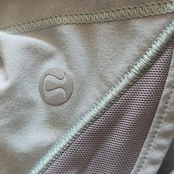 Lululemon 4 inseam Hotty Hot High Rise Lined Short size 10 Women Gym Yoga Large