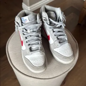 Nike Big Kid's Dunk Hi SE Lt Smoke Grey/Gym Red-White | Size 7Y