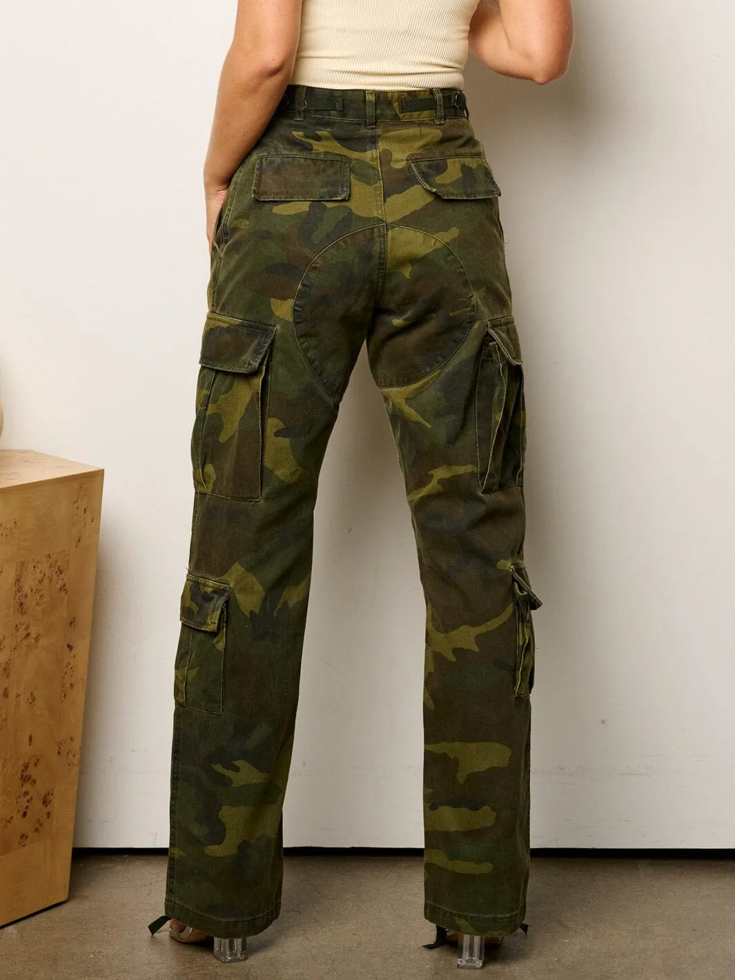 WOMEN'S BUTTON CLOSURE CARGO POCKETS CAMO PANTS