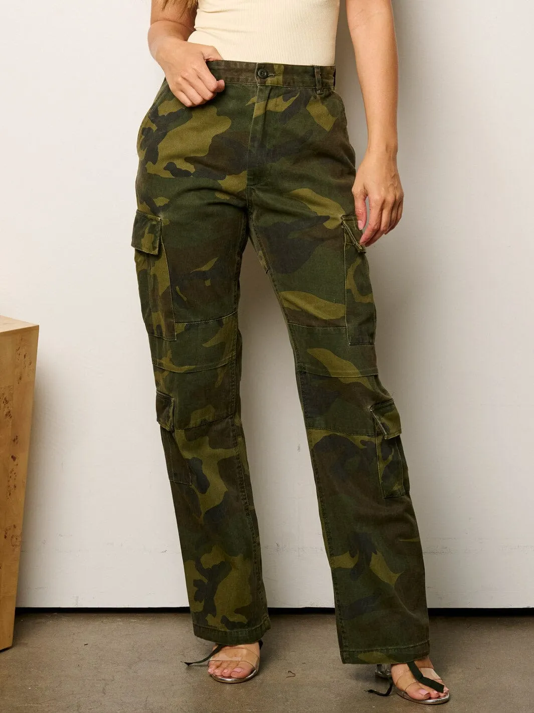 WOMEN'S BUTTON CLOSURE CARGO POCKETS CAMO PANTS