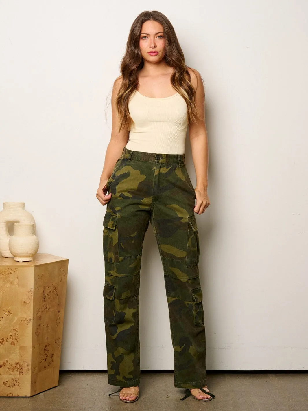 WOMEN'S BUTTON CLOSURE CARGO POCKETS CAMO PANTS